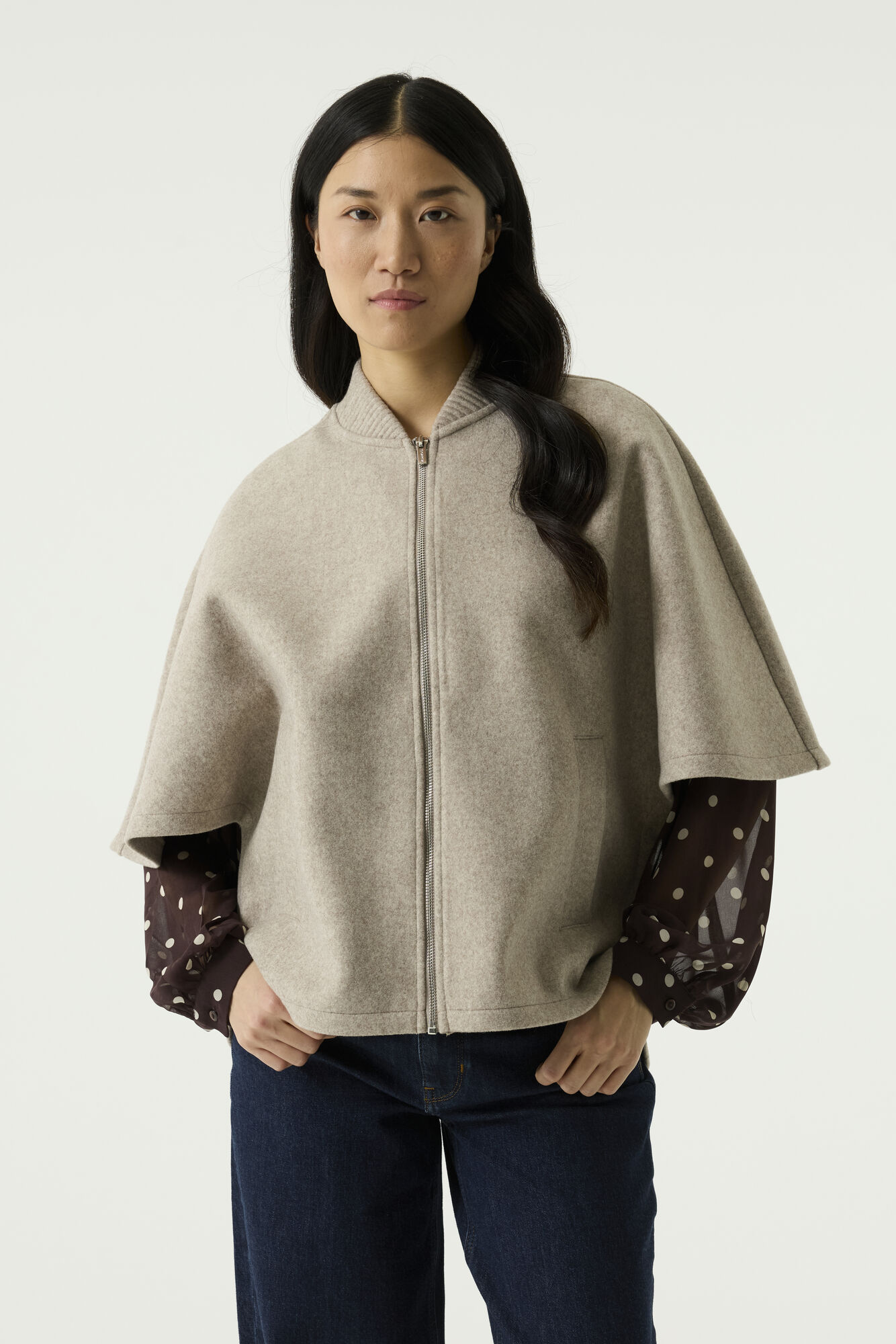cape beige femme, cape femme GARCIA, cape beige GARCIA, veste cape femme, poncho beige femme, cape élégante femme, cape chic femme, cape mi-saison femme, veste beige femme, veste originale femme, vêtement beige femme, mode femme tendance, cape casual chic, cape confortable femme, vêtement GARCIA femme, Ô Trésor de MargÔ.