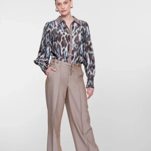 chemisier Geisha blouse Geisha femme chemisier femme blouse imprimée femme chemisier léopard femme blouse marron et bleu chemisier manches longues chemisier élégant femme blouse chic femme collection automne Geishachemisier Geisha imprimé léopard bleu marron blouse femme imprimé animal revisité chemisier fluide manches longues chemisier femme chic et tendance blouse automne femme Geisha chemisier imprimé bleu et chocolat chemisier satiné femme blouse élégante pour le bureau chemisier casual chic femme chemisier imprimé abstrait Geisha