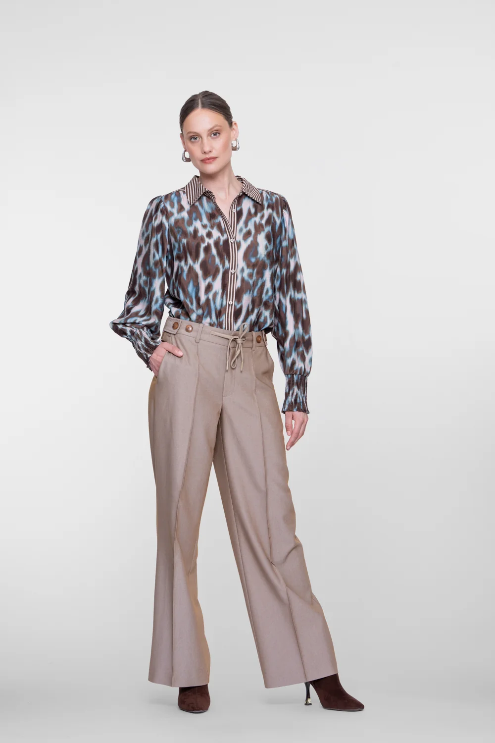 chemisier Geisha blouse Geisha femme chemisier femme blouse imprimée femme chemisier léopard femme blouse marron et bleu chemisier manches longues chemisier élégant femme blouse chic femme collection automne Geishachemisier Geisha imprimé léopard bleu marron blouse femme imprimé animal revisité chemisier fluide manches longues chemisier femme chic et tendance blouse automne femme Geisha chemisier imprimé bleu et chocolat chemisier satiné femme blouse élégante pour le bureau chemisier casual chic femme chemisier imprimé abstrait Geisha