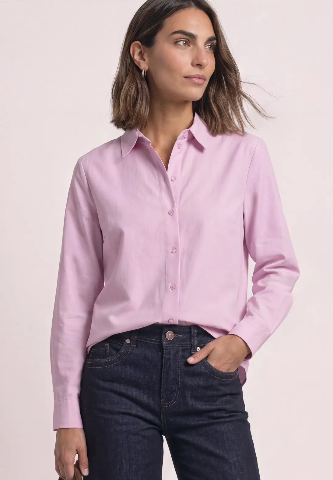 un jean brut ou bleu foncé, un pantalon écru ou beige, un pantalon en velours, une jupe en denim, un blazer écru ou camel, un cardigan en maille, des baskets blanches, des mocassins ou des bottines.Chemisier femme Street One Coloris rose poudré doux et lumineux Message imprimé au dos "La Petite Avenue – Paris, France" Inscription bordeaux élégante Col chemise classique Fermeture boutonnée sur le devant Manches longues avec poignets boutonnés Coupe fluide et confortable Style casual chic et contemporain Facile à assortir avec toutes vos tenues Idéal pour le printemps, l'automne et la mi-saison