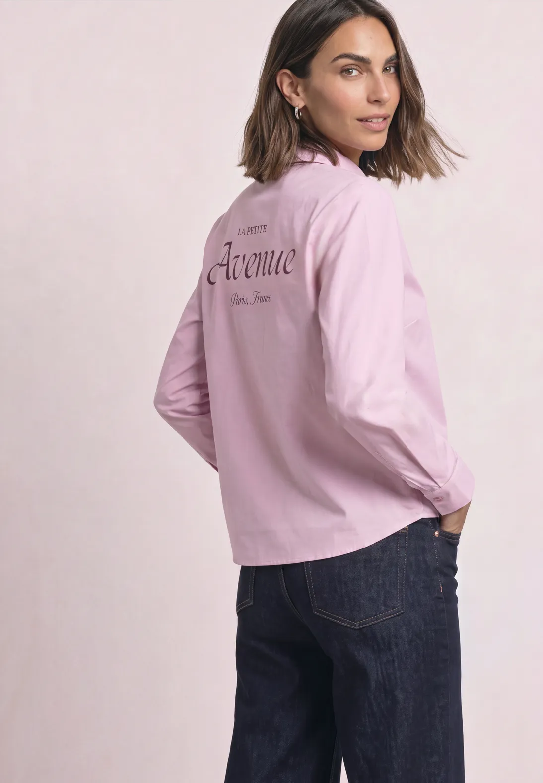chemisier Street One femme, chemise Street One femme, chemisier rose femme, chemise rose poudré femme, chemisier message dos, chemise imprimée dos femme, chemisier tendance femme, chemise casual chic femme, chemisier manches longues femme, chemise boutonnée femme, chemisier élégant femme, chemise moderne femme, chemisier rose Street One, vêtements Street One femme, mode Street One, chemise style parisien, chemisier inscription dos, chemise féminine femme, chemisier confortable femme, chemise printemps femme, chemisier automne femme, chemise à porter avec un jean, chemisier chic femme, chemise premium femme, chemisier urbain femme, look casual chic femme, chemise rose élégante, chemisier mode femme, Street One nouvelle collection, chemise rose tendance femme.