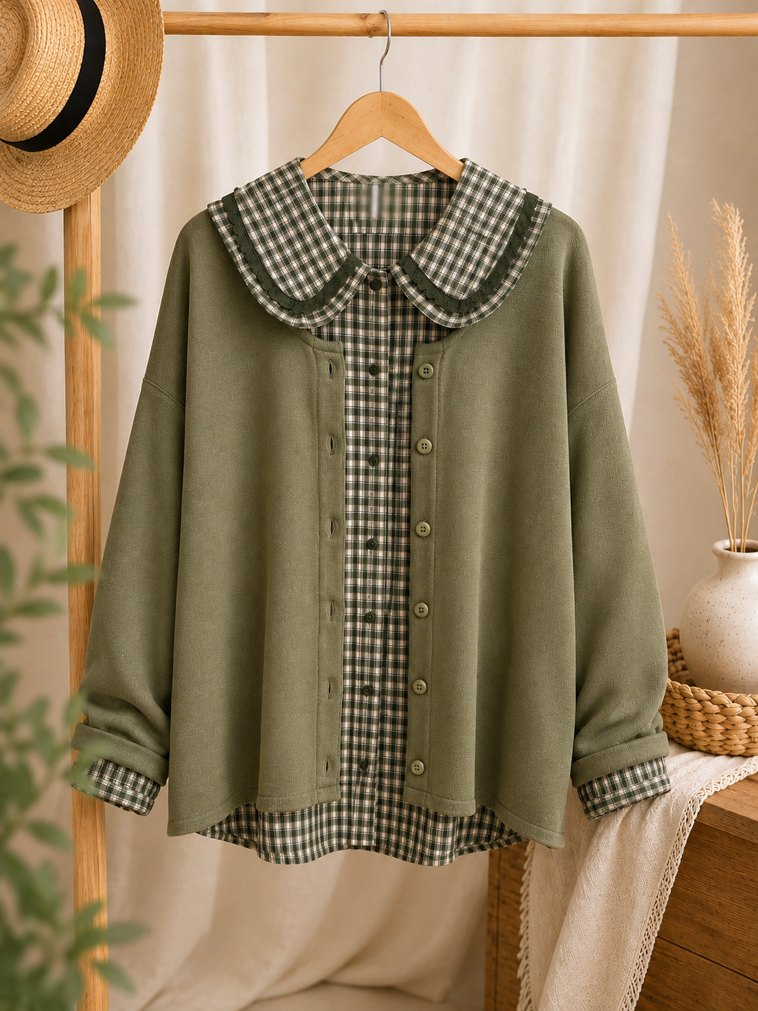 Cardigan femme grande taille Coloris vert olive élégant et intemporel Maille fine, légère et douce Fermeture par boutons sur le devant Coupe ample et confortable Manches longues Encolure ronde classique Idéal pour superposer un chemisier, une blouse ou un top Style casual chic, bohème et intemporel Facile à porter en toutes saisons