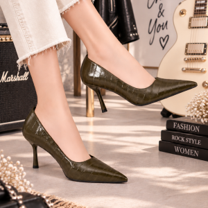Escarpin femme Escarpin kaki Escarpin effet croco Escarpin cuir croco Escarpin chic Escarpin élégant Escarpin à talon aiguille Escarpin bout pointu Chaussures femme tendance Escarpin habillé