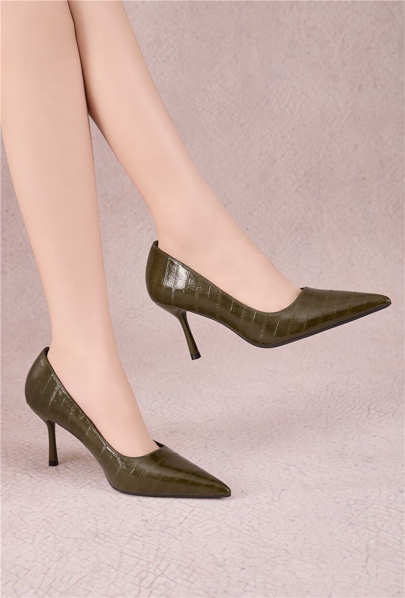 Escarpin femme Escarpin kaki Escarpin effet croco Escarpin cuir croco Escarpin chic Escarpin élégant Escarpin à talon aiguille Escarpin bout pointu Chaussures femme tendance Escarpin habillé