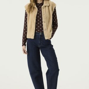 gilet sans manches femme, gilet fausse fourrure femme, gilet beige femme, gilet beige foncé femme, gilet fourrure GARCIA, gilet sans manches GARCIA, gilet camel femme, gilet chaud femme, gilet à boutons femme, veste sans manches femme, gilet cocooning femme, gilet tendance femme, gilet casual chic femme, fausse fourrure femme, vêtement femme GARCIA, mode femme tendance, Ô Trésor de MargÔ.