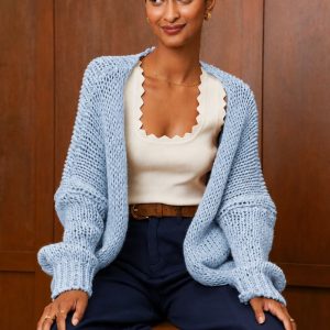 Coloris bleu ciel doux et lumineux. Grosse maille épaisse, chaude et confortable. Coupe oversize très tendance. Sans boutons pour un tombé fluide et naturel. Manches longues avec poignets en maille côtelée. Style bohème chic et cocooning. Facile à superposer avec toutes vos tenues. Une pièce mode idéale pour la mi-saison et l'hiver.Gilet femme Gilet grosse maille Gilet bleu ciel Gilet oversize Gilet bohème chic Gilet sans boutons Gilet en maille Gilet chaud femme Gilet tendance Mode femme