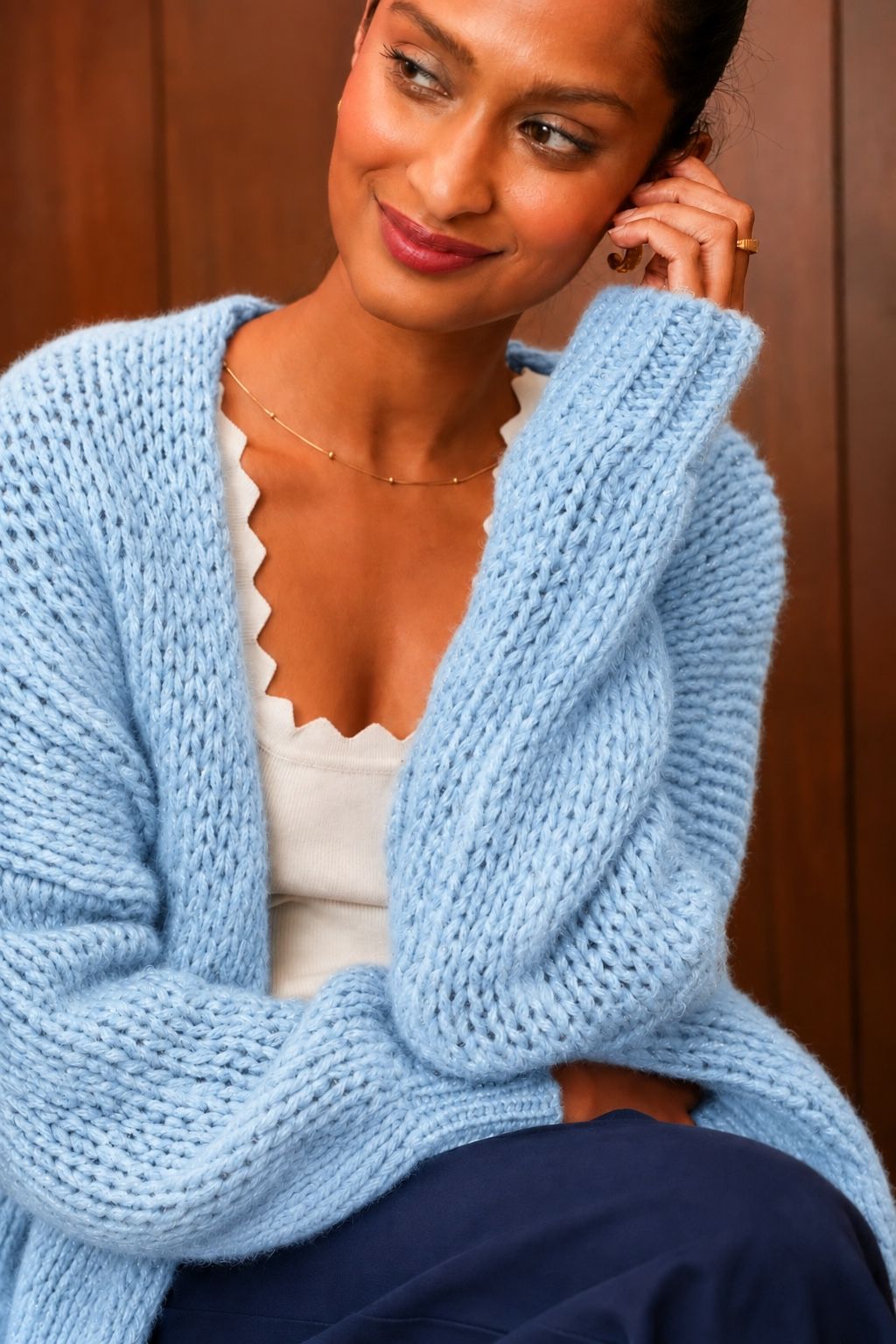 Gilet grosse maille oversize Gilet maille épaisse Gilet cocooning Gilet casual chic Gilet manches longues Gilet confortable Gilet automne hiver Gilet bleu pastel Gilet féminin Gilet élégantBohème chic Casual chic Style cocooning Élégance féminine Mode automne hiver Collection automne hiver Look décontracté chic Style parisien Tendance mode femme Maille tendanceGilet oversize grosse maille bleu ciel Gilet femme sans boutons Gilet bohème chic en grosse maille Gilet bleu ciel cocooning Gilet femme chaud et confortable Gilet oversize tendance Gilet en maille épaisse femme Gilet casual chic bleu ciel Gilet femme automne hiver Gilet oversize élégant et confortable
