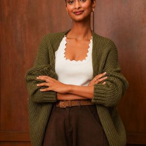 Gilet oversize grosse maille kaki Gilet femme sans boutons Gilet bohème chic en maille Gilet kaki chaud et confortable Gilet oversize tendance femme Gilet grosse maille automne hiver Gilet femme style bohème Gilet kaki casual chic Gilet maille épaisse oversize Gilet femme élégant et cocooningBohème chic Casual chic Style cocooning Élégance féminine Mode automne hiver Collection automne hiver Look décontracté chic Style parisien Tendance mode femme Maille tendance
