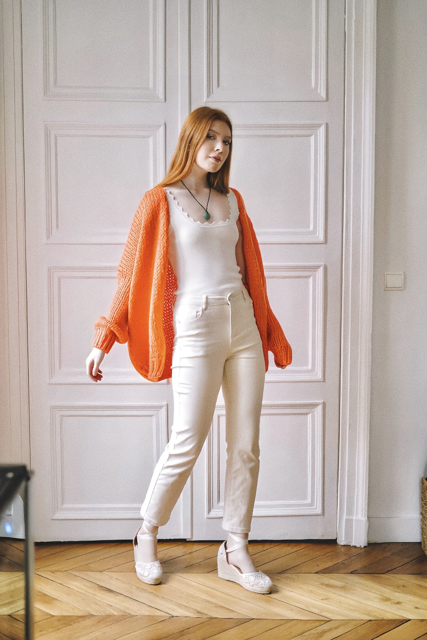Bohème chic Casual chic Style cocooning Élégance féminine Mode automne hiver Collection automne hiver Look décontracté chic Style tendance Maille oversize Maille tendanceGilet oversize grosse maille orange Gilet femme sans boutons Gilet bohème chic orange Gilet maille épaisse femme Gilet chaud et confortable Gilet oversize tendance Gilet orange automne hiver Gilet femme style bohème Gilet casual chic en grosse maille Gilet oversize élégant et cocooning