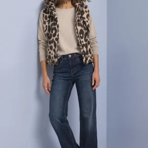 gilet léopard femme, gilet matelassé Street One, gilet sans manches femme, gilet doudoune femme, doudoune sans manches femme, gilet à capuche femme, gilet imprimé léopard, veste sans manches léopard, gilet matelassé beige femme, gilet mode femme, gilet automne femme, gilet hiver femme, veste légère femme, gilet casual chic, gilet tendance femme, veste Street One femme, gilet chaud femme, gilet zippé femme, gilet sans manches chic, veste léopard femme, gilet imprimé animalier, mode femme Street One, vêtements Street One, gilet confortable femme, doudoune légère femme, gilet matelassé à capuche, veste mi-saison femme, boutique vêtements femme, gilet tendance automne hiver, gilet femme élégant.