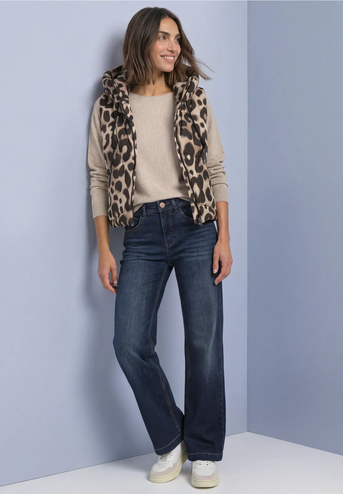 gilet léopard femme, gilet matelassé Street One, gilet sans manches femme, gilet doudoune femme, doudoune sans manches femme, gilet à capuche femme, gilet imprimé léopard, veste sans manches léopard, gilet matelassé beige femme, gilet mode femme, gilet automne femme, gilet hiver femme, veste légère femme, gilet casual chic, gilet tendance femme, veste Street One femme, gilet chaud femme, gilet zippé femme, gilet sans manches chic, veste léopard femme, gilet imprimé animalier, mode femme Street One, vêtements Street One, gilet confortable femme, doudoune légère femme, gilet matelassé à capuche, veste mi-saison femme, boutique vêtements femme, gilet tendance automne hiver, gilet femme élégant.