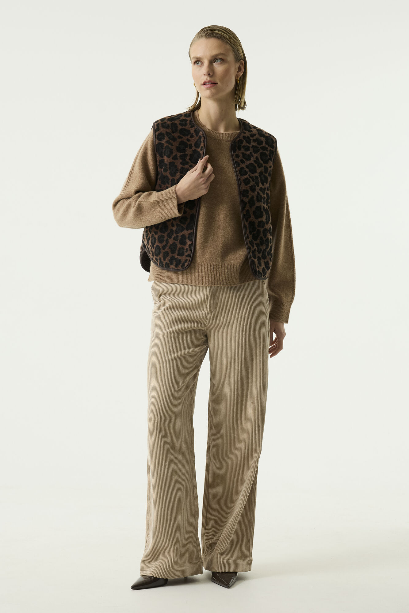 Gilet sans manches femme GARCIA Réversible : teddy chocolat / léopard Matière teddy douce et chaleureuse Imprimé léopard tendance Coupe facile à superposer Deux styles avec une seule pièce Idéal avec un jean, une blouse ou un pull Parfait pour la mi-saison Style casual chic et tendance