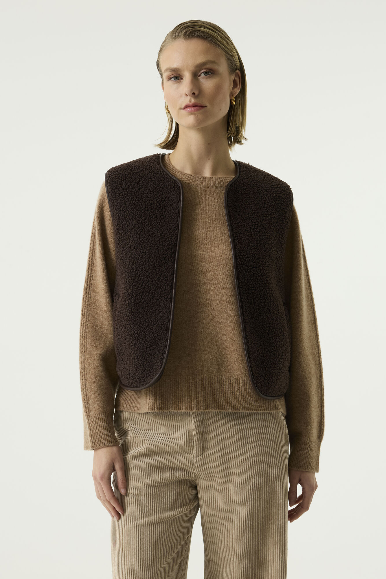 gilet sans manches femme, gilet teddy femme, gilet chocolat femme, gilet réversible femme, gilet léopard femme, gilet teddy chocolat, gilet sans manches GARCIA, gilet réversible léopard, gilet léopard GARCIA, veste sans manches femme, gilet chaud femme, gilet tendance femme, gilet casual chic femme, gilet mi-saison femme, vêtement femme GARCIA, mode femme tendance, Ô Trésor de MargÔ.