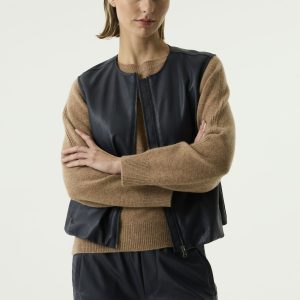 gilet similicuir femme, gilet marine femme, gilet bleu marine GARCIA, gilet similicuir marine, gilet rock femme, gilet rock chic femme, gilet à boutons femme, gilet tendance femme, gilet sans manches femme, veste similicuir femme, veste marine femme, gilet femme GARCIA, vêtement rock femme, mode femme tendance, look rock chic femme, gilet casual chic femme, Ô Trésor de MargÔ.
