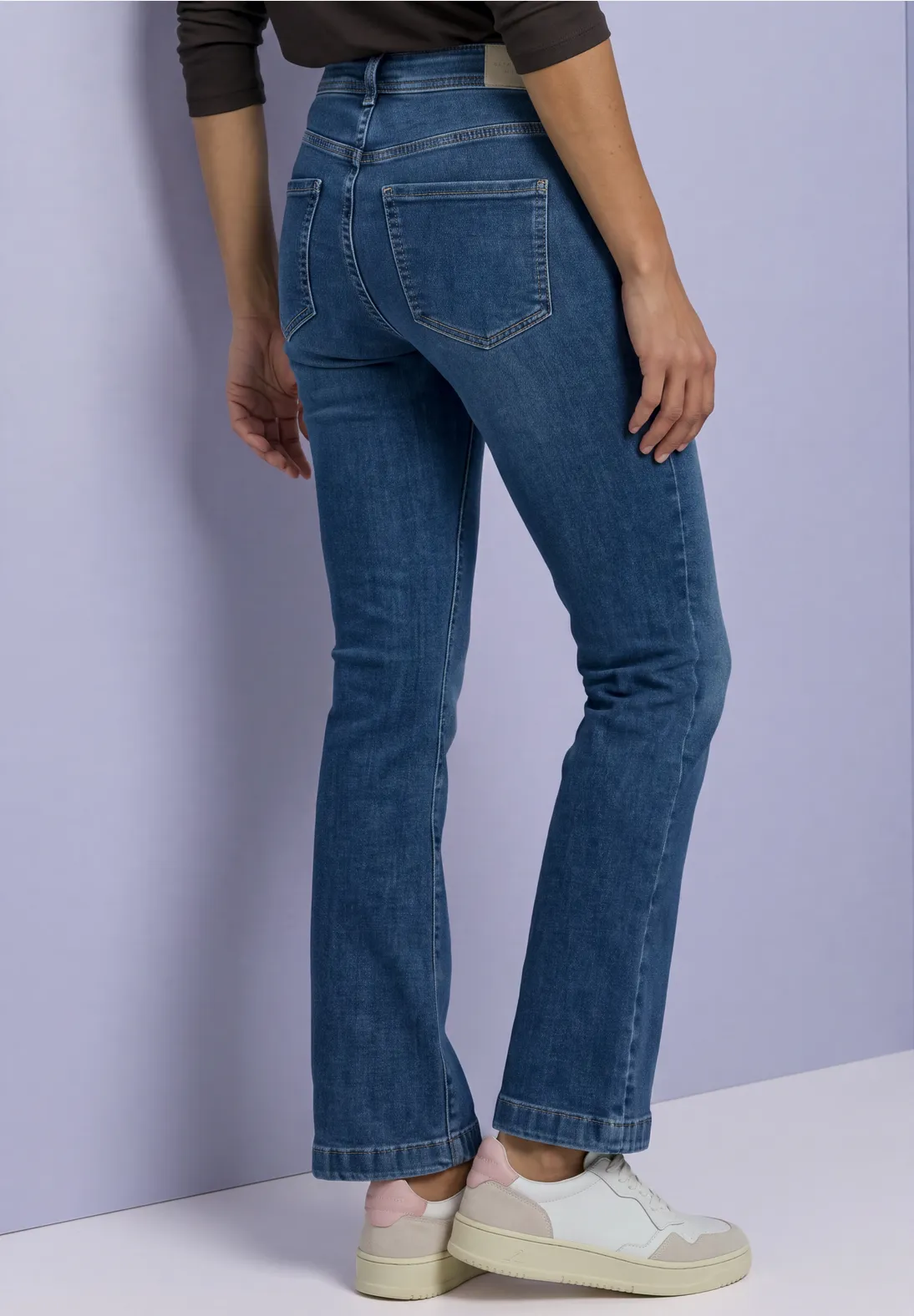 Jean femme Street One Coupe bootcut élégante et intemporelle Denim bleu moyen légèrement délavé Taille mi-haute confortable Matière extensible pour une grande liberté de mouvement Coupe ajustée sur les cuisses puis légèrement évasée Fermeture zippée avec bouton Cinq poches fonctionnelles Finitions soignées Style casual chic et féminin Facile à porter au quotidien Idéal en toutes saisons