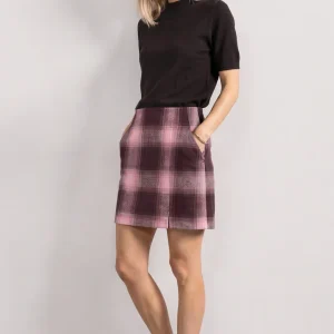 jupe Street One femme, jupe courte Street One, jupe à carreaux femme, jupe tartan femme, jupe rose et bordeaux, jupe rose poudré femme, jupe à carreaux rose, jupe à carreaux bordeaux, jupe écossaise femme, jupe courte élégante, jupe casual chic femme, jupe preppy femme, jupe style britannique, jupe automne hiver femme, jupe tendance femme, jupe confortable femme, jupe avec poches femme, jupe féminine Street One, vêtements Street One femme, mode Street One, jupe chic femme, jupe à porter avec un pull, jupe à porter avec des bottes, jupe premium femme, jupe intemporelle femme, jupe en tissu à carreaux, look automne femme, look preppy chic, jupe rose tendance, jupe mode femme.