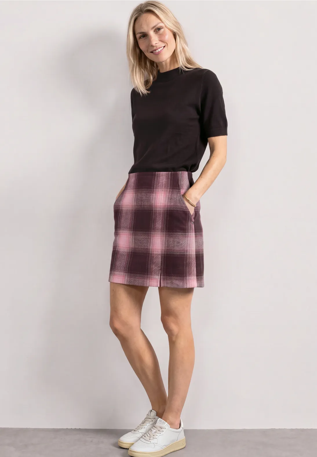 jupe Street One femme, jupe courte Street One, jupe à carreaux femme, jupe tartan femme, jupe rose et bordeaux, jupe rose poudré femme, jupe à carreaux rose, jupe à carreaux bordeaux, jupe écossaise femme, jupe courte élégante, jupe casual chic femme, jupe preppy femme, jupe style britannique, jupe automne hiver femme, jupe tendance femme, jupe confortable femme, jupe avec poches femme, jupe féminine Street One, vêtements Street One femme, mode Street One, jupe chic femme, jupe à porter avec un pull, jupe à porter avec des bottes, jupe premium femme, jupe intemporelle femme, jupe en tissu à carreaux, look automne femme, look preppy chic, jupe rose tendance, jupe mode femme.