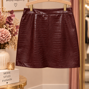 jupe femme, jupe courte femme, jupe bordeaux, jupe similicuir, jupe simili cuir femme, jupe en similicuir bordeaux, jupe effet croco, jupe crocodile, jupe imitation croco, jupe effet peau de crocodile, jupe brillante femme, jupe tendance femme, jupe chic femme, jupe élégante, jupe droite courte, jupe courte bordeaux, jupe vinyle bordeaux, jupe cuir bordeaux, jupe imitation cuir, jupe femme automne hiver, jupe GEISHA, mode femme, look chic femme, look sporty chic, tenue bordeaux femme.