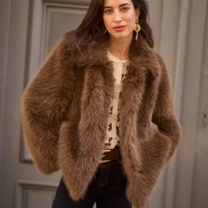un jean brut ou noir, un pantalon en simili cuir, une robe pull, une jupe midi, des bottes hautes ou des bottines, une maille écrue ou camel, une écharpe en laine pour un look encore plus cocooning.Blouson femme Cream Coloris chocolat élégant et intemporel Fausse fourrure ultra douce et moelleuse Grand col enveloppant Coupe légèrement oversize Deux grandes poches pratiques Doublure confortable Style chic, glamour et cocooning Facile à associer avec toutes vos tenues Idéal pour l'automne et l'hiver