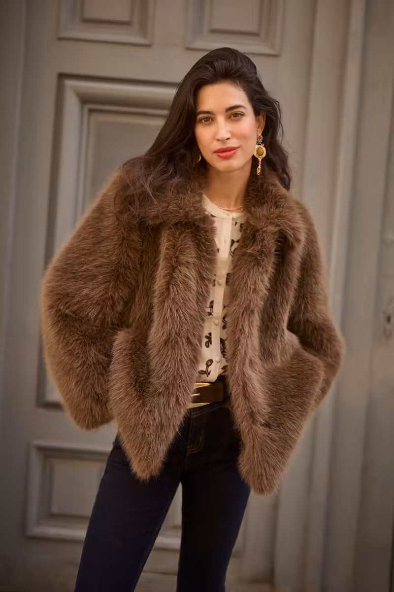 un jean brut ou noir, un pantalon en simili cuir, une robe pull, une jupe midi, des bottes hautes ou des bottines, une maille écrue ou camel, une écharpe en laine pour un look encore plus cocooning.Blouson femme Cream Coloris chocolat élégant et intemporel Fausse fourrure ultra douce et moelleuse Grand col enveloppant Coupe légèrement oversize Deux grandes poches pratiques Doublure confortable Style chic, glamour et cocooning Facile à associer avec toutes vos tenues Idéal pour l'automne et l'hiver