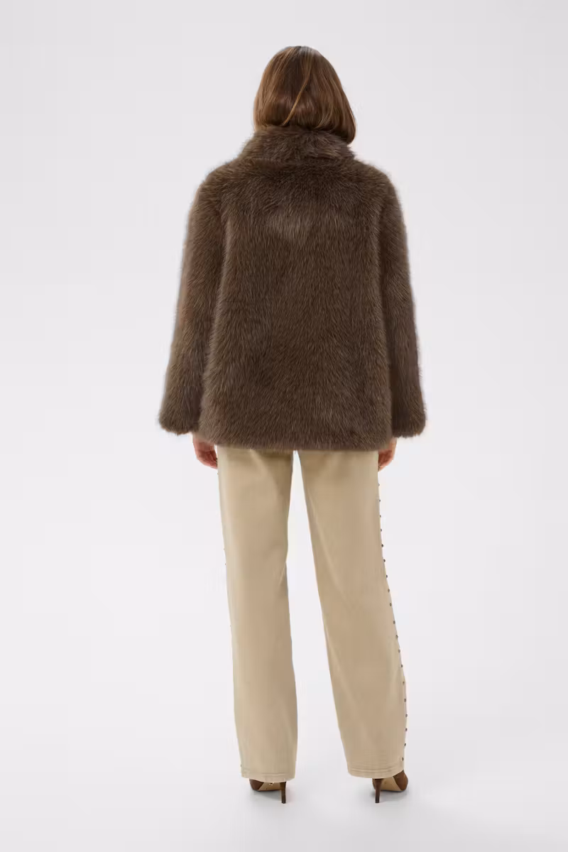 blouson fausse fourrure femme, blouson fourrure Cream, manteau fourrure Cream, veste fausse fourrure femme, blouson chocolat femme, manteau chocolat femme, fausse fourrure marron femme, veste en fausse fourrure, manteau femme Cream, Cream Clothing, blouson hiver femme, veste chaude femme, manteau chaud femme, veste cocooning femme, blouson chic femme, manteau élégant femme, veste glamour femme, veste tendance automne hiver, manteau casual chic femme, veste mode femme, manteau premium femme, blouson oversize femme, veste douce femme, manteau bohème chic, mode danoise femme, vêtements Cream femme, veste marron femme, manteau mi-long femme, blouson confortable femme, look automne hiver femme.