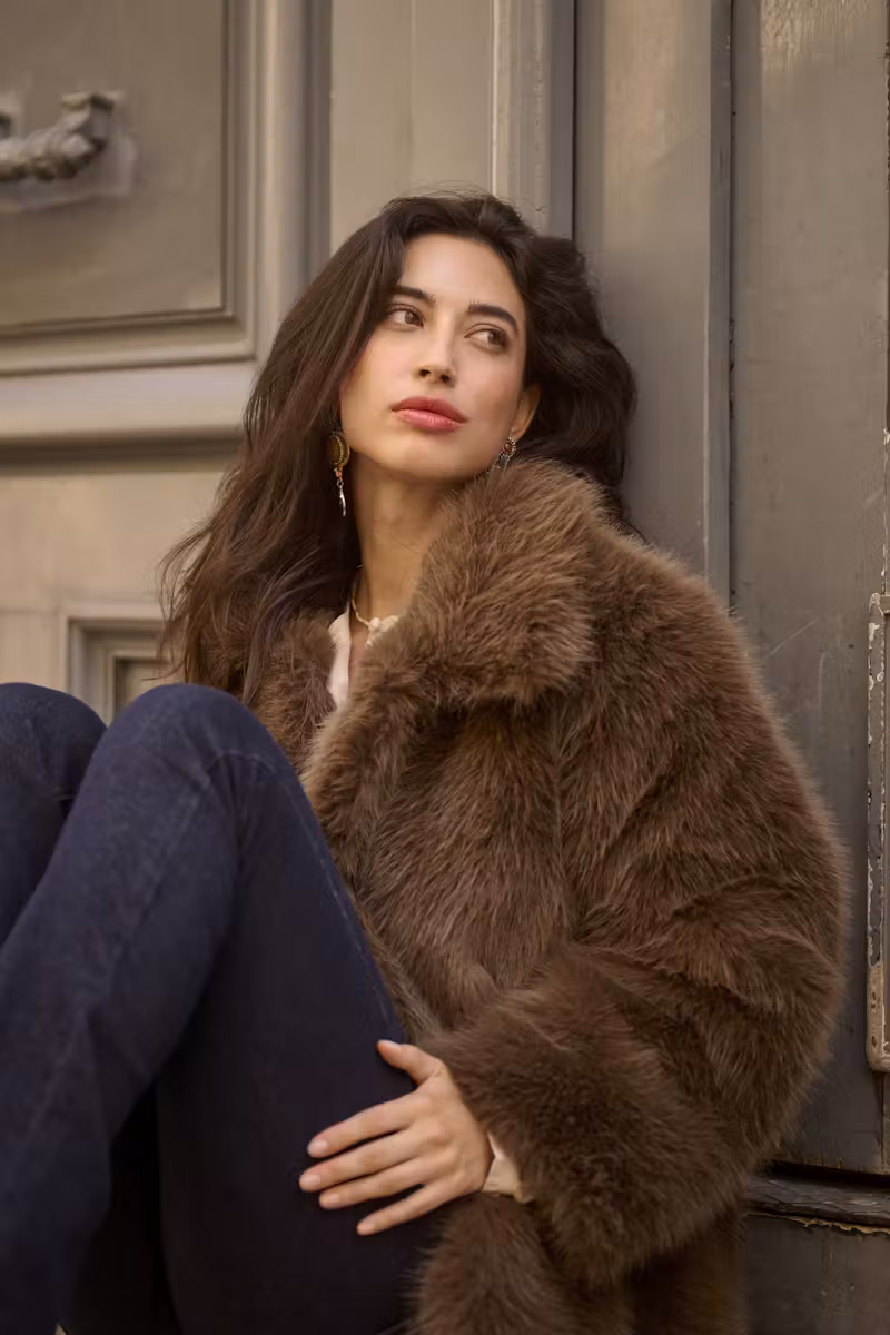 Ce blouson est le parfait équilibre entre élégance et confort. Sa fausse fourrure d'une douceur exceptionnelle, sa coupe tendance et son coloris chocolat en font une pièce incontournable pour affronter les journées fraîches avec style. C'est le manteau idéal pour apporter une touche chic et chaleureuse à votre garde-robe.Marque : Cream Type : blouson en fausse fourrure femme Coloris : chocolat Matière : fausse fourrure douce Col : large col enveloppant Manches : longues Coupe : légèrement oversize Poches : deux poches plaquées Style : chic, glamour, casual chic, cocooning Saison : automne / hiver
