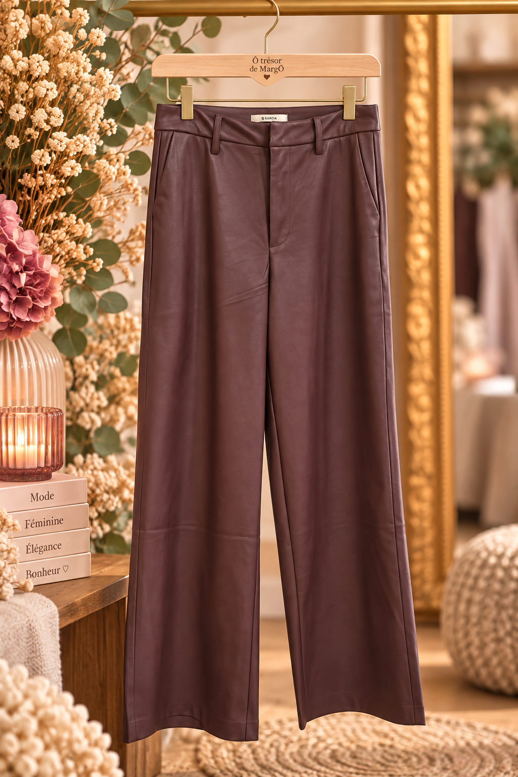 pantalon femme bordeaux, pantalon bordeaux femme, pantalon simili cuir bordeaux, pantalon effet cuir femme, pantalon large bordeaux, pantalon large femme, pantalon bordeaux tendance, pantalon chic femme, pantalon élégant femme, pantalon femme tendance, pantalon simili cuir femme, pantalon effet cuir bordeaux, pantalon coupe large femme, pantalon habillé femme, pantalon mode femme, pantalon GARCIA femme, pantalon GARCIA bordeaux, pantalon femme automne hiver, pantalon femme tendance bordeaux, pantalon femme Laon, mode femme Laon, Ô trésor de MargÔ.