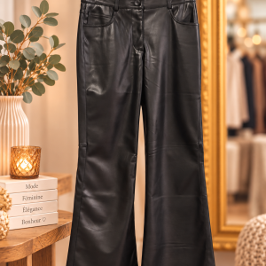 pantalon similicuir noir femme, pantalon noir femme GEISHA, pantalon bootcut noir, pantalon simili cuir femme, pantalon effet cuir noir, pantalon évasé femme, pantalon tendance femme, pantalon chic femme, pantalon mode femme, pantalon noir tendance, pantalon femme automne hiver, pantalon GEISHA femme, pantalon habillé noir, pantalon rock chic femme, pantalon bootcut femme, boutique femme Laon, Ô Trésor de MargÔ.