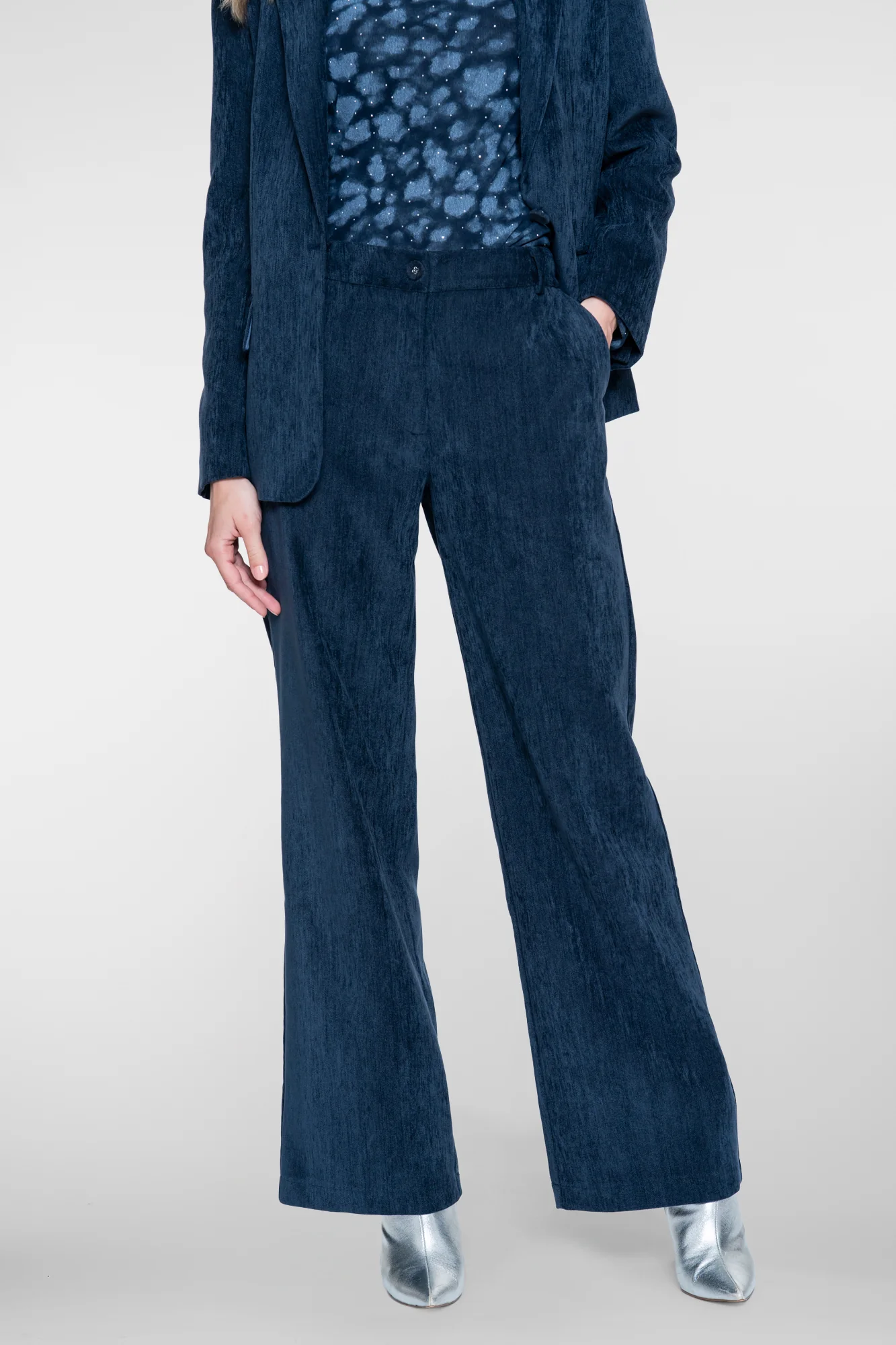 pantalon femme pantalon bleu marine pantalon velours côtelé pantalon Geisha pantalon chic femme pantalon élégant femme pantalon droit femme pantalon fluide femme pantalon automne femme pantalon hiver femmepantalon en velours côtelé bleu marine femme pantalon femme velours doux pantalon droit bleu marine pantalon confortable femme pantalon habillé femme pantalon de costume femme pantalon assorti blazer pantalon velours Geisha pantalon mode automne hiver pantalon femme tendance