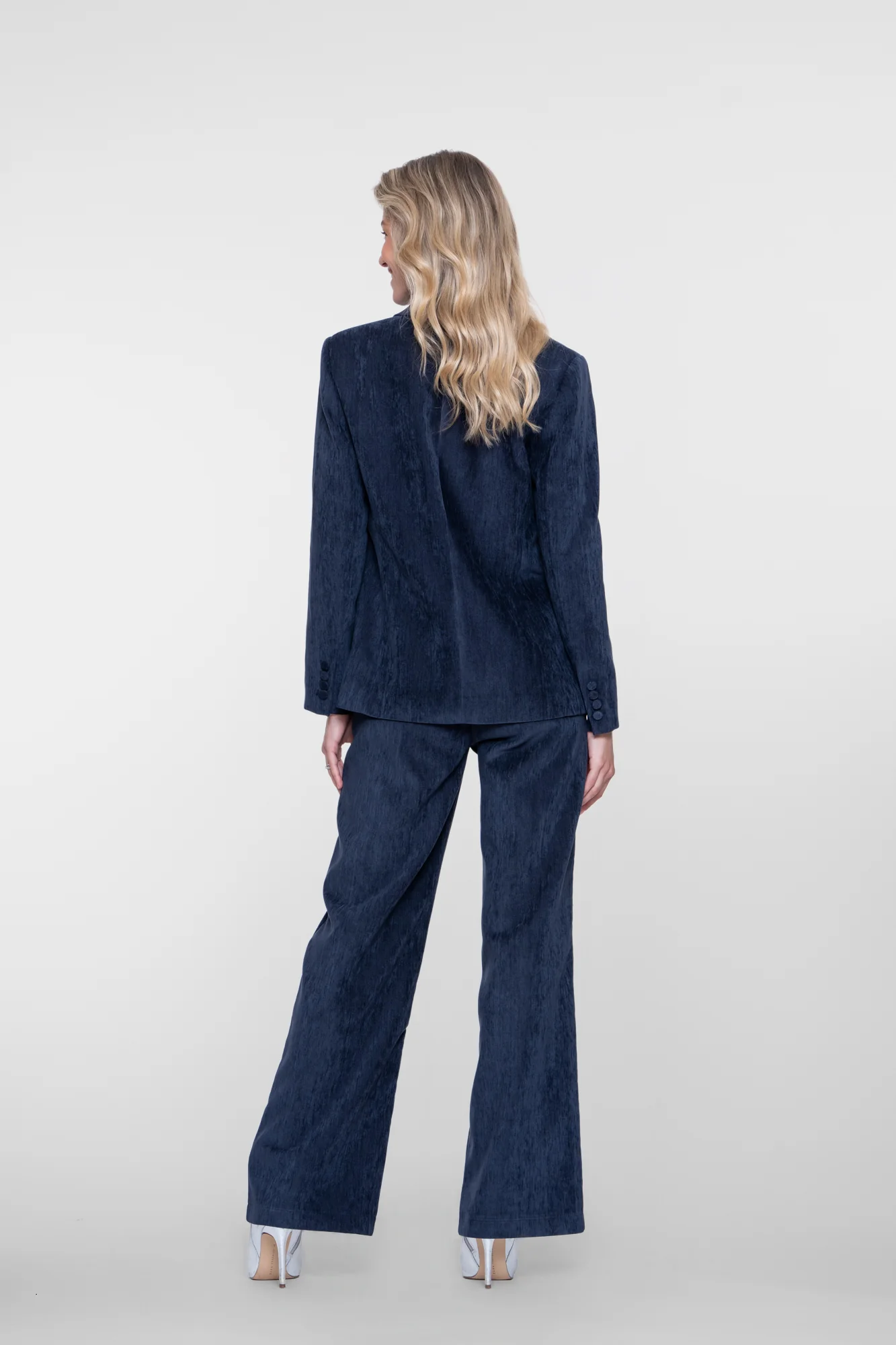 velours côtelé velours bleu marine pantalon velours doux pantalon bleu marine femme pantalon coupe droite pantalon jambes larges pantalon taille confortableGeisha pantalon Geisha femme collection Geisha Geisha automne hiver Ô Trésor de MargÔ boutique mode femme prêt-à-porter femme collection automne femme vêtements tendance femme boutique vêtements femmePantalon en velours côtelé bleu marine Geisha Pantalon droit femme bleu marine Pantalon chic en velours côtelé Pantalon élégant femme Geisha Ensemble blazer et pantalon Geisha Pantalon mode automne femme Pantalon confortable et tendance Pantalon bleu marine coupe droite Pantalon velours femme Pantalon casual chic femme