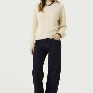 pull beige femme, pull beige GARCIA, pull fil de plume femme, pull doux femme, pull maille douce femme, pull duveteux femme, pull beige col rond, pull crème femme, pull écru femme, pull chaud et doux femme, pull tendance femme, pull casual chic femme, maille femme GARCIA, vêtement femme GARCIA, pull cocooning femme, mode femme tendance, Ô Trésor de MargÔ.