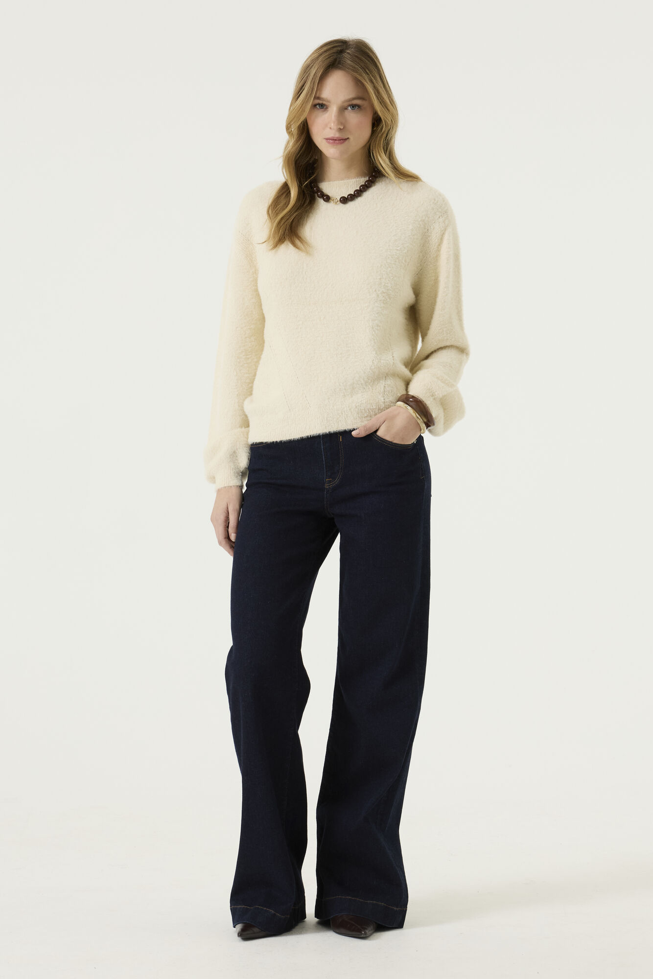 pull beige femme, pull beige GARCIA, pull fil de plume femme, pull doux femme, pull maille douce femme, pull duveteux femme, pull beige col rond, pull crème femme, pull écru femme, pull chaud et doux femme, pull tendance femme, pull casual chic femme, maille femme GARCIA, vêtement femme GARCIA, pull cocooning femme, mode femme tendance, Ô Trésor de MargÔ.