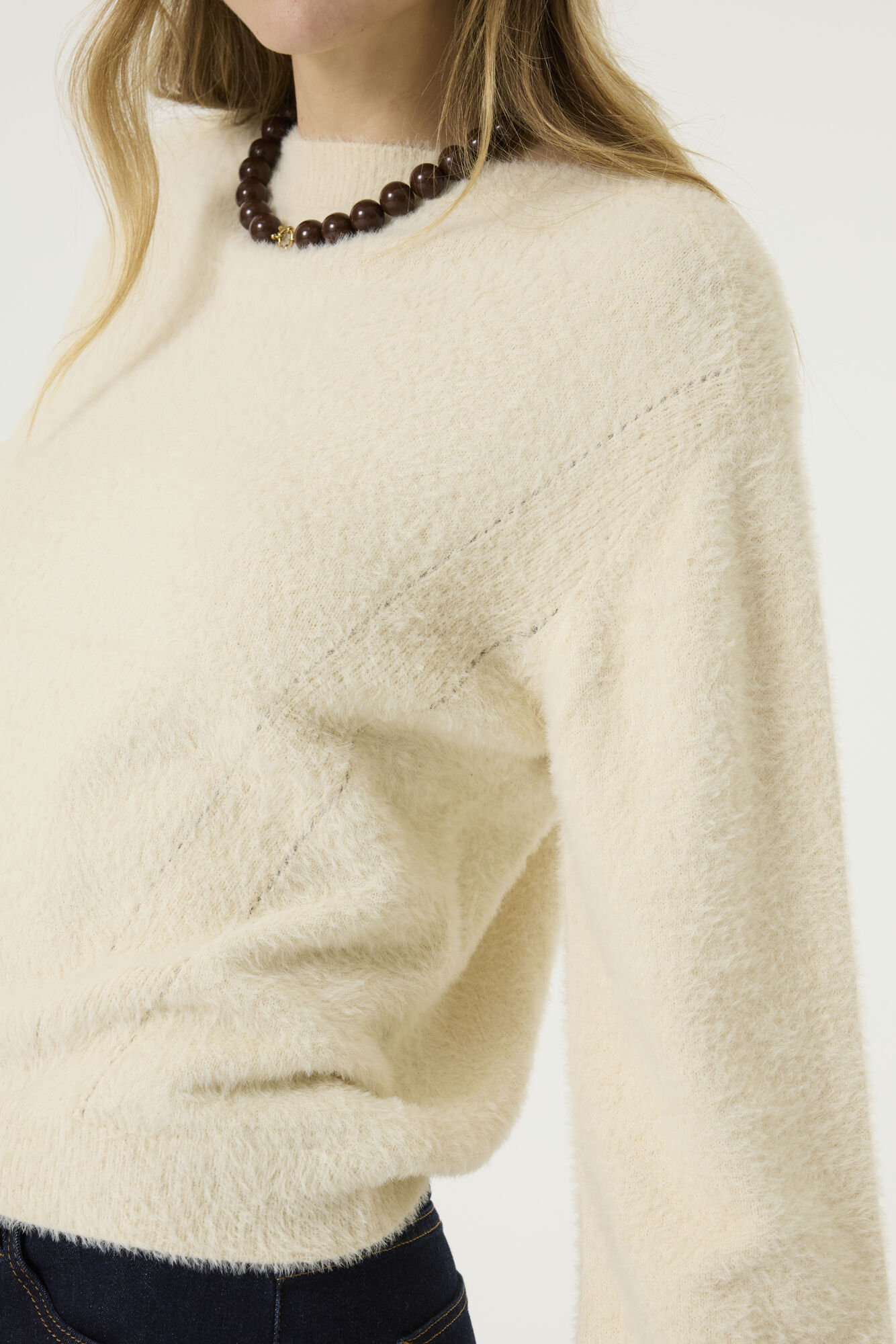 Pull femme GARCIA Maille fil de plume douce et duveteuse Col rond Manches longues Coloris beige / écru naturel Confortable et agréable à porter Facile à associer Style chic, féminin et casual