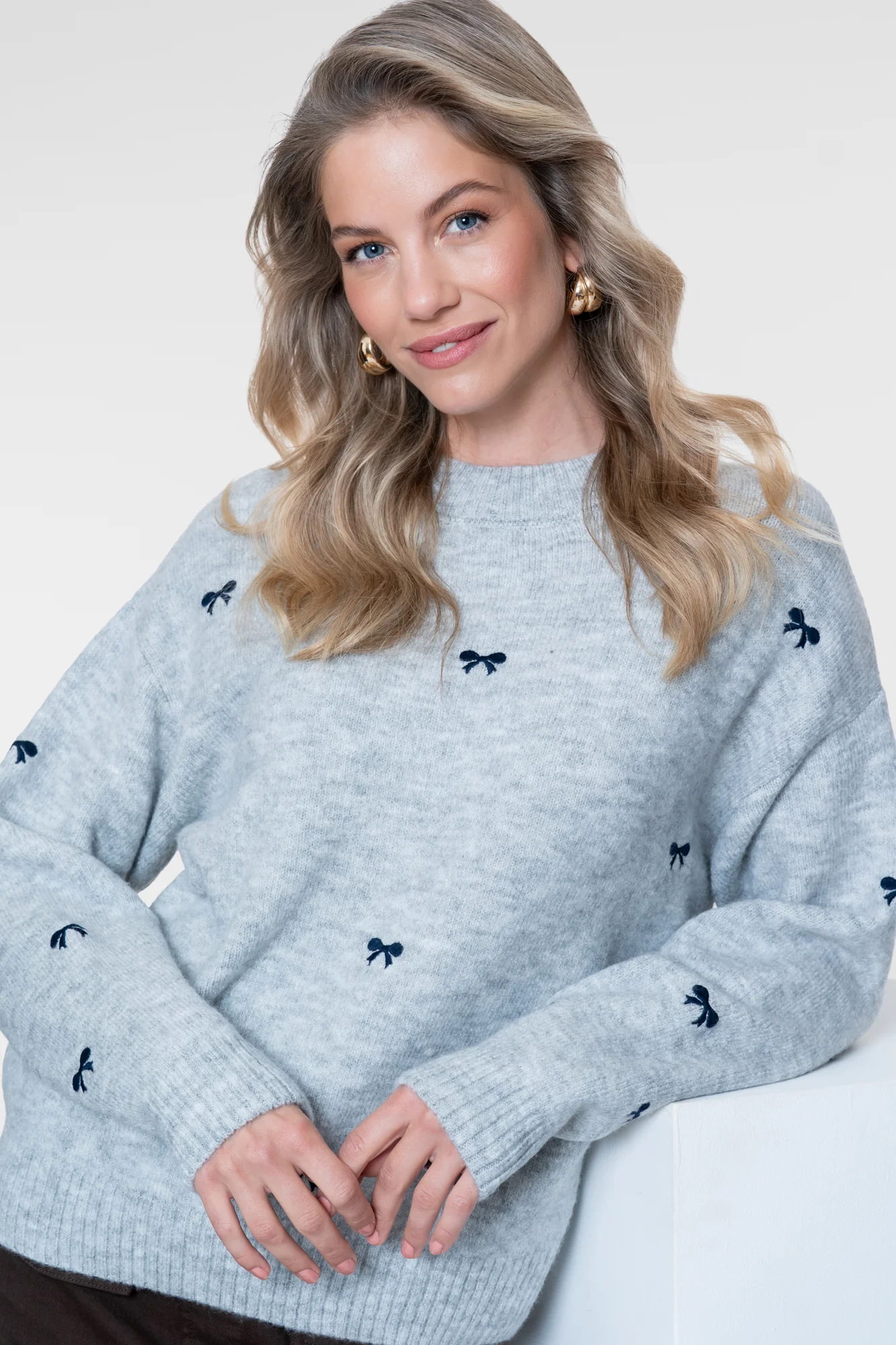 pull Geisha femme pull gris femme pull gris clair pull maille femme pull à nœuds pull avec broderies pull femme élégant pull col rond femme pull automne hiver pull femme tendancepull Geisha gris avec petits nœuds pull gris clair brodé femme pull femme détails nœuds pull maille douce Geisha pull gris col rond femme pull femme chic et confortable pull manches longues gris pull Geisha collection automne pull féminin à broderies pull mode femme Geishalook casual chic style féminin élégance intemporelle mode automne femme tenue cocooning pull raffiné style romantique look tendance femme mode chic décontractée maille élégante