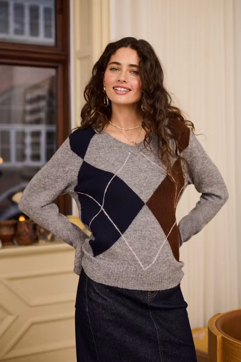 pull jacquard femme pull jacquard gris pull femme Cream pull maille douce pull losanges femme pull motif argyle pull gris et marine pull gris marron pull hiver femme pull automne femme pull col rond femme pull manches longues pull en maille chaude pull élégant femme pull casual chic pull tendance automne hiver pull scandinave femme pull style preppy pull confortable femme maille femme Cream pull gris à losanges pull féminin tendance vêtements femme Cream mode femme automne pull cocooning femme
