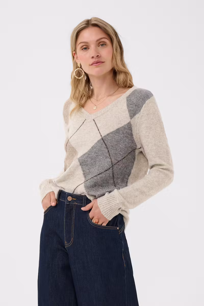 pull Cream femme pull jacquard femme pull beige femme pull maille femme pull col V femme pull Cream pull hiver femme pull automne femme pull femme tendance pull chic femmepull jacquard Cream beige pull femme motif géométrique pull beige et gris femme pull col V jacquard pull Cream maille douce pull femme style scandinave pull chaud et confortable pull femme élégant pull jacquard automne hiver pull casual chic Creamlook casual chic style scandinave mode femme automne élégance naturelle style cocooning look féminin mode intemporelle tenue automne hiver pull raffiné maille élégante