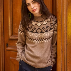 Pull femme Cream Coloris taupe élégant et facile à associer Motif jacquard d'inspiration nordique Maille douce et chaleureuse Col montant côtelé confortable Manches longues Coupe confortable et féminine Finitions de qualité Style casual chic et cocooning Idéal pour l'automne et l'hiverun jean brut ou noir, un pantalon en velours, une jupe en jean, une jupe longue fluide, des bottines en cuir, des boots western ou des baskets pour un look plus décontracté.