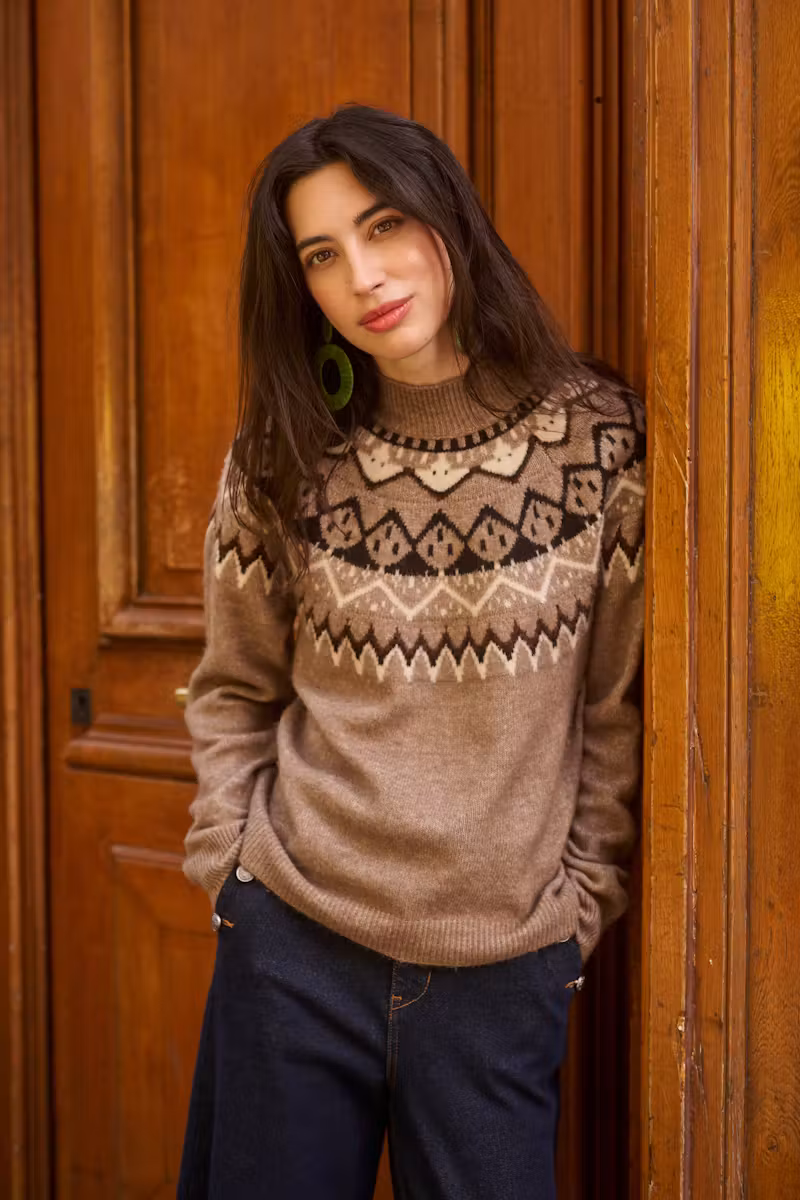 Pull femme Cream Coloris taupe élégant et facile à associer Motif jacquard d'inspiration nordique Maille douce et chaleureuse Col montant côtelé confortable Manches longues Coupe confortable et féminine Finitions de qualité Style casual chic et cocooning Idéal pour l'automne et l'hiverun jean brut ou noir, un pantalon en velours, une jupe en jean, une jupe longue fluide, des bottines en cuir, des boots western ou des baskets pour un look plus décontracté.