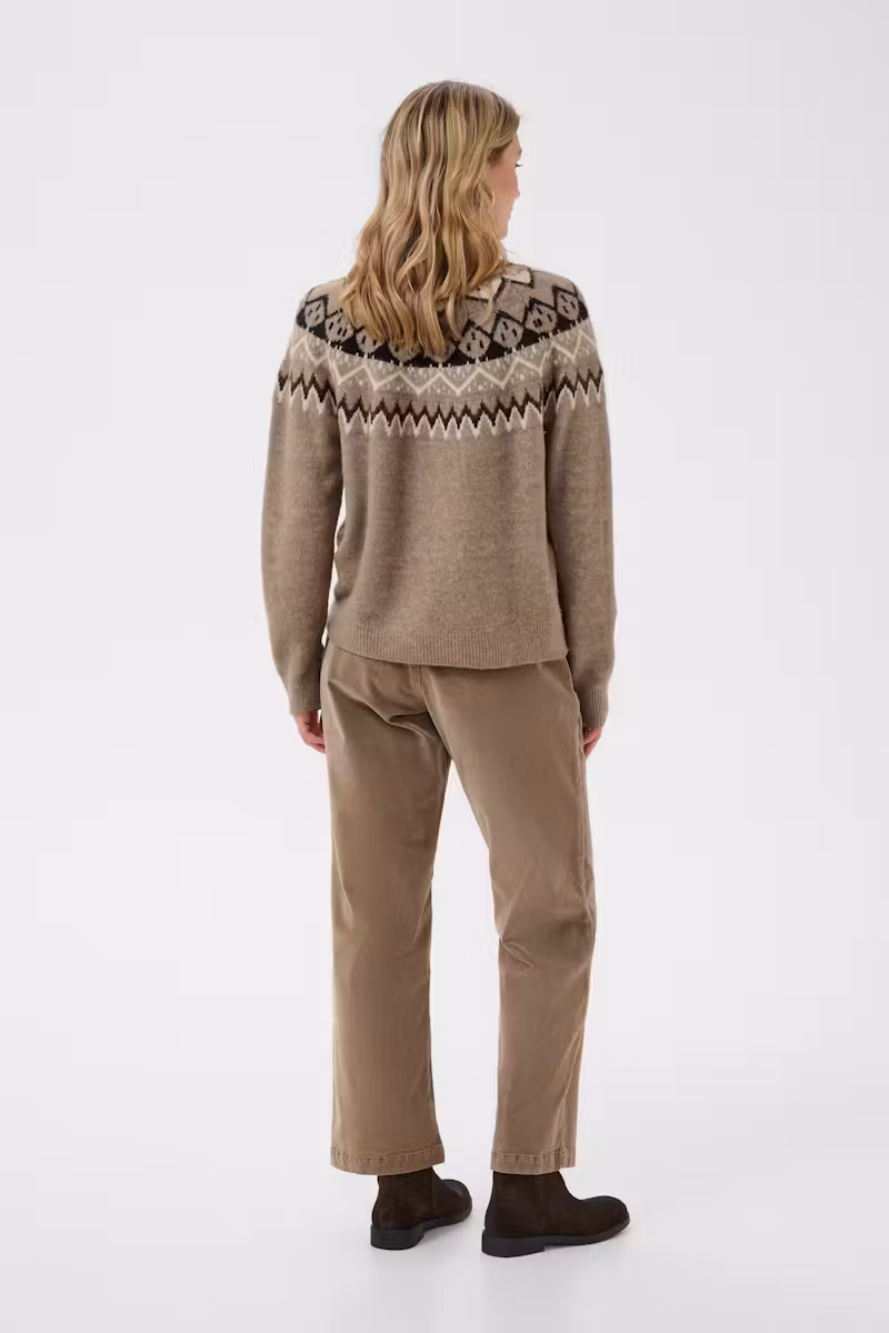 pull Cream femme, pull taupe femme, pull jacquard Cream, pull jacquard femme, pull nordique femme, pull scandinave femme, pull maille femme, pull chaud femme, pull cocooning femme, pull col montant femme, pull col montant taupe, pull en maille douce, pull hiver femme, pull automne femme, pull tendance femme, pull casual chic, pull élégant femme, pull motifs géométriques, pull style nordique, pull style cocooning, maille Cream, Cream Clothing, mode danoise femme, vêtements Cream, pull beige taupe femme, pull laine femme, pull confortable femme, pull féminin tendance, pull à porter avec un jean, pull maille premium, pull bohème chic femme.