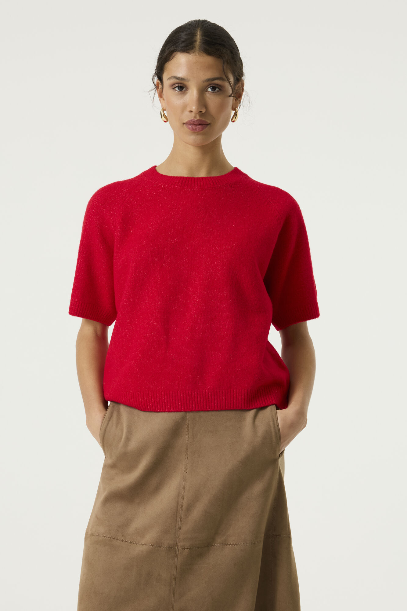pull Garcia femme, pull rouge Garcia, pull rouge femme, pull uni rouge, pull manches courtes femme, pull manches coudes femme, pull col rond femme, pull maille fine femme, pull maille douce femme, pull léger femme, pull casual chic femme, pull élégant femme, pull intemporel femme, pull basique chic femme, pull rouge tendance, pull femme automne, pull femme printemps, pull confortable femme, pull mode femme, Garcia Clothing femme, marque Garcia femme, vêtements Garcia femme, pull rouge élégant, pull féminin rouge, maille Garcia femme, pull à porter avec une jupe, pull à porter avec un jean, pull premium femme, look casual chic femme, pull minimaliste femme.