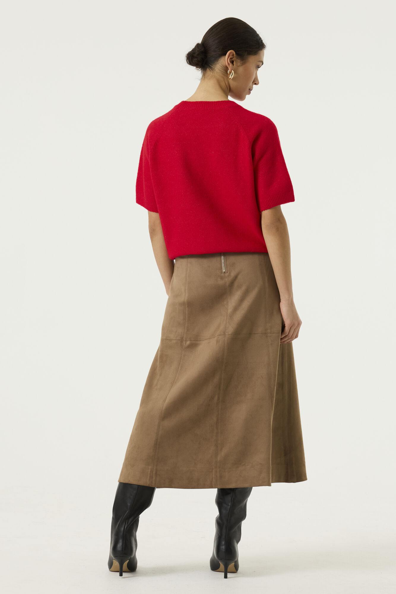 Marque : Garcia Type : pull femme Coloris : rouge Col : rond Manches : courtes longueur coude Coupe : droite, légèrement ample Maille : fine, douce et confortable Finitions : bords-côtes Style : casual chic, intemporel, moderne Saison : printemps, automne, hiver (sous une veste) et soirées d'étéun jean brut ou noir, un pantalon beige ou camel, une jupe en daim, une jupe en jean, un pantalon tailleur, un blazer écru ou chocolat, des bottines, mocassins ou baskets pour varier les styles.Pull femme Garcia Coloris rouge vif lumineux Maille douce et confortable Col rond intemporel Manches courtes longueur coude Coupe féminine légèrement ample Finitions côtelées au col, aux manches et à la base Léger et agréable à porter Facile à associer Style casual chic et élégant Idéal en toutes saisons