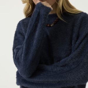 pull marine femme, pull bleu marine femme, pull GARCIA femme, pull fil de plume femme, pull doux femme, pull duveteux femme, pull maille douce femme, pull marine GARCIA, pull col rond femme, pull cocooning femme, pull chaud et doux femme, pull tendance femme, pull casual chic femme, maille fil de plume, vêtement femme GARCIA, mode femme tendance, pull confortable femme, Ô Trésor de MargÔ.