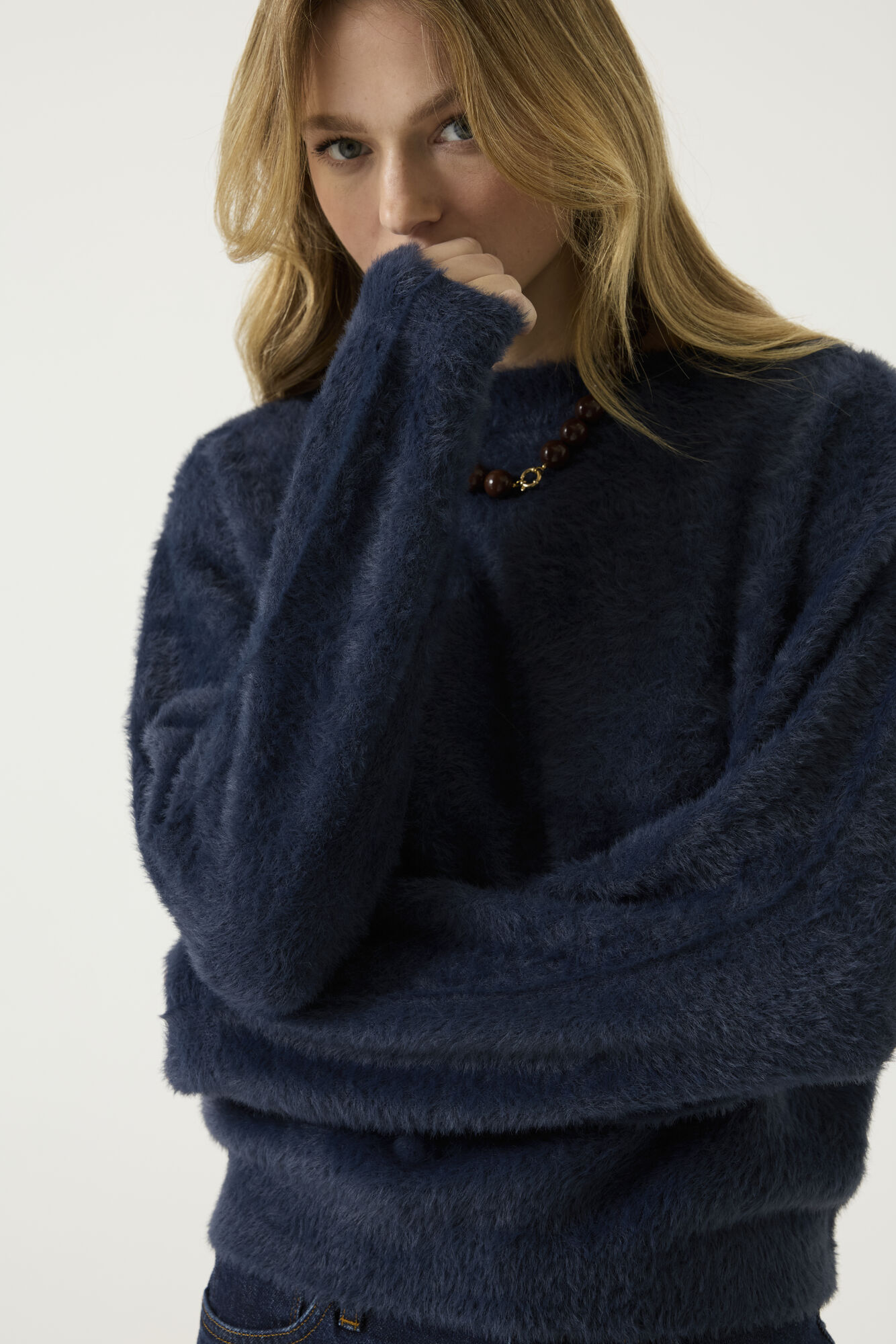 pull marine femme, pull bleu marine femme, pull GARCIA femme, pull fil de plume femme, pull doux femme, pull duveteux femme, pull maille douce femme, pull marine GARCIA, pull col rond femme, pull cocooning femme, pull chaud et doux femme, pull tendance femme, pull casual chic femme, maille fil de plume, vêtement femme GARCIA, mode femme tendance, pull confortable femme, Ô Trésor de MargÔ.
