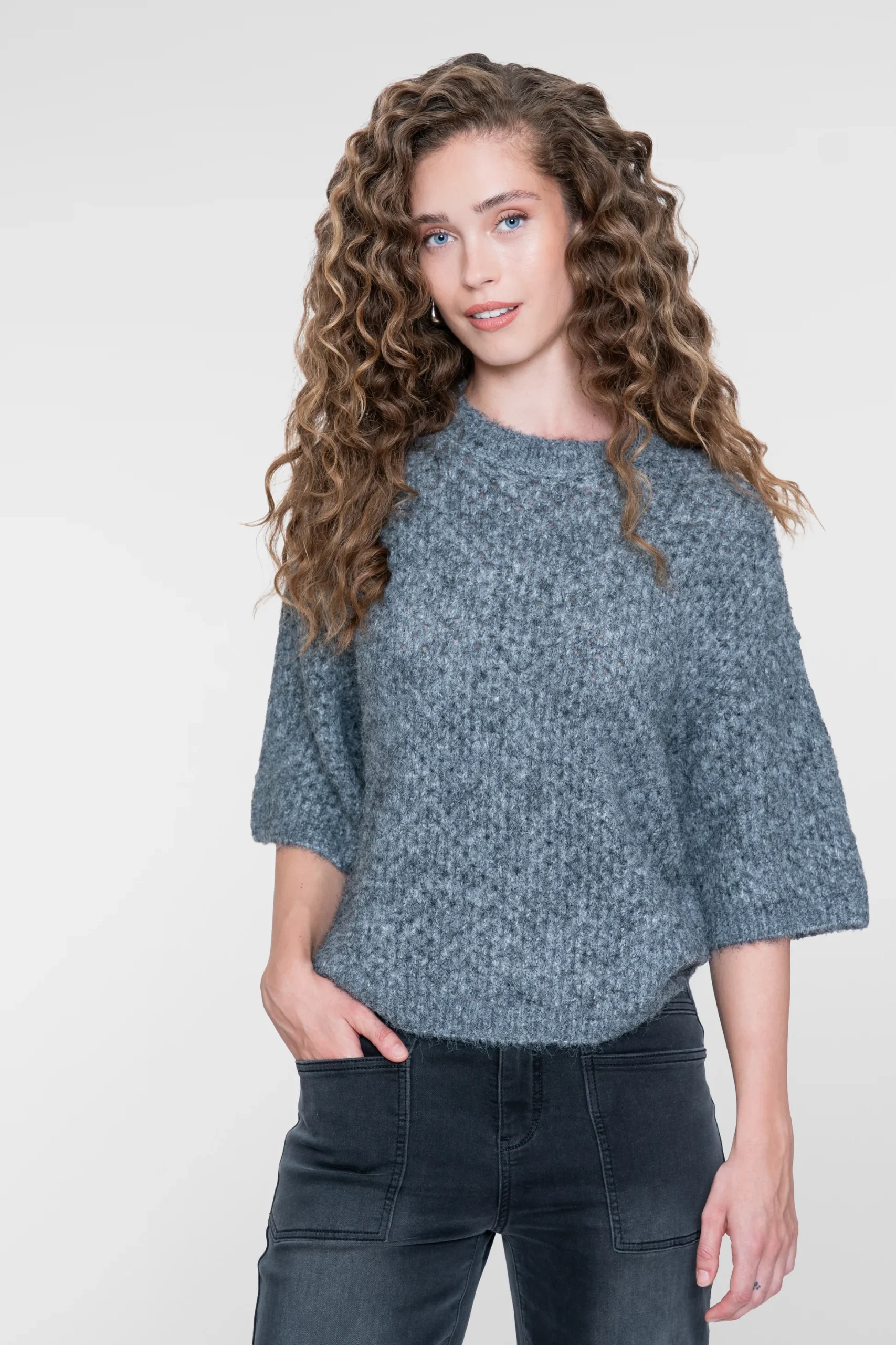 Marque : GEISHA Type : Pull femme Coloris : Gris / gris chiné Matière : Maille douce et texturée Manches : 3/4 / longueur coude Encolure : Ronde Coupe : Ample et confortable Style : Casual chic, décontracté et féminin Saison : Automne-Hiver
