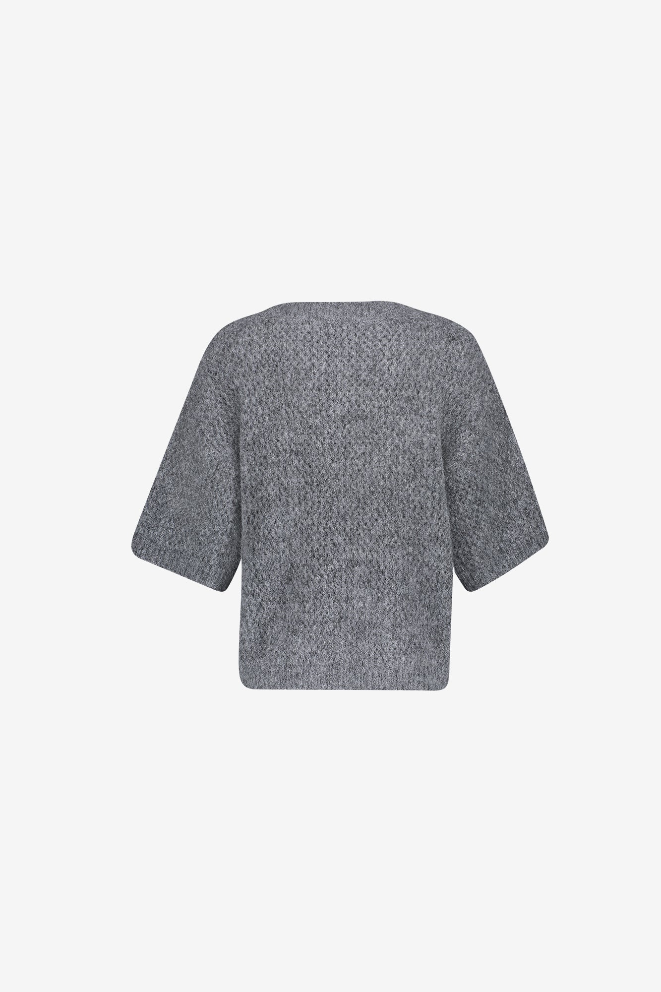 Meta-description : Pull gris en maille GEISHA à manches 3/4 : une pièce douce, confortable et tendance, idéale pour créer des looks casual chic faciles à porter. 🩶