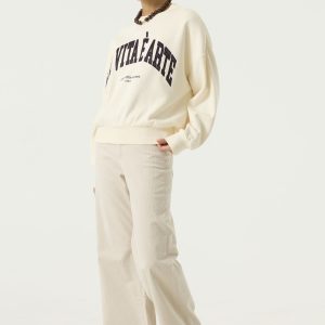 sweat Garcia femme, sweat beige Garcia, sweat femme beige, sweat écru femme, sweat oversize femme, sweat casual chic femme, sweat col rond femme, sweat manches longues femme, sweat confortable femme, sweat tendance femme, sweat imprimé femme, sweat avec inscription, sweat sportswear femme, sweat mode femme, sweat cocooning femme, pull sweat Garcia, pull beige femme, sweat automne hiver femme, sweat printemps femme, Garcia Clothing femme, marque Garcia femme, vêtements Garcia femme, sweat premium femme, sweat doux femme, look casual chic femme, sweat élégant femme, sweat minimaliste femme, sweat à porter avec un jean, sweat à porter avec un pantalon large, mode femme Garcia.