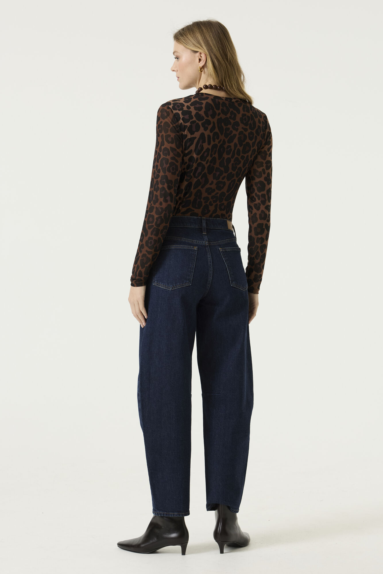 un jean brut ou noir, un pantalon tailleur, une jupe en simili cuir, un pantalon camel ou chocolat, un blazer noir ou beige, une veste en cuir, des bottines à talons ou des mocassins pour une allure éléganteTop femme Garcia Résille fine, douce et extensible Imprimé léopard brun et noir Effet seconde peau très confortable Col rond intemporel Manches longues Coupe ajustée et féminine Léger et respirant Idéal seul ou en superposition Style tendance, casual chic et glamour Parfait pour la mi-saison et l'hiver