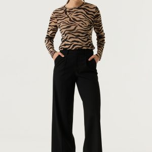 top résille Garcia, top Garcia femme, top zébré femme, top imprimé zèbre, résille zébrée femme, top en maille résille, top manches longues femme, top col rond femme, top beige et noir femme, top animalier femme, imprimé zèbre femme, top seconde peau femme, top ajusté femme, top extensible femme, top casual chic femme, top tendance femme, vêtements Garcia femme, Garcia Clothing, marque Garcia femme, mode femme Garcia, top à superposer, top léger femme, haut imprimé animalier, haut zébré femme, top mode automne hiver, top élégant femme, haut féminin tendance, top premium femme, look animalier chic, top moderne femme.