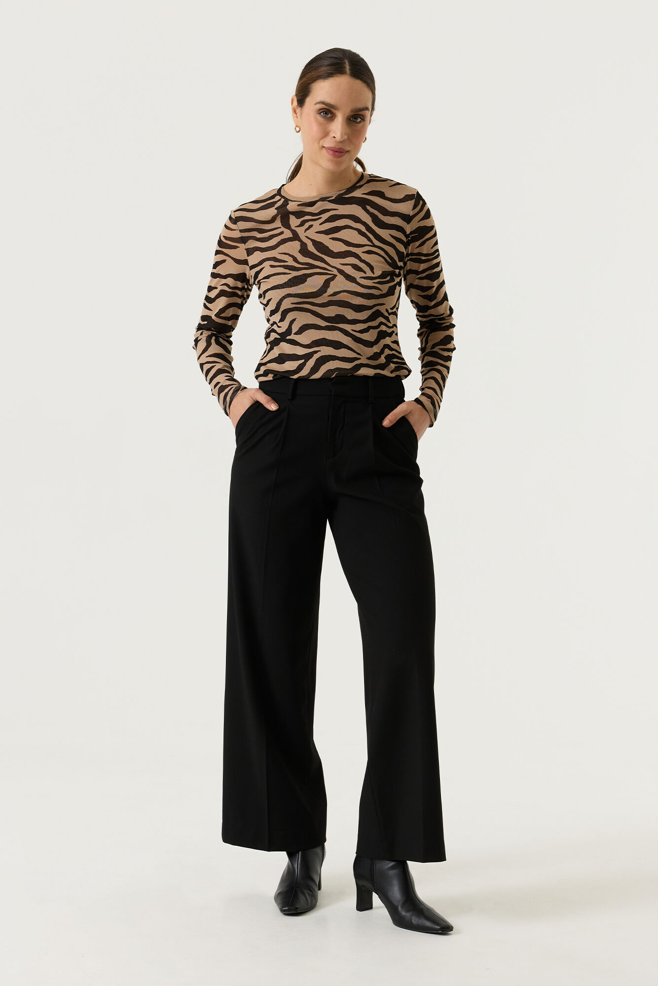 top résille Garcia, top Garcia femme, top zébré femme, top imprimé zèbre, résille zébrée femme, top en maille résille, top manches longues femme, top col rond femme, top beige et noir femme, top animalier femme, imprimé zèbre femme, top seconde peau femme, top ajusté femme, top extensible femme, top casual chic femme, top tendance femme, vêtements Garcia femme, Garcia Clothing, marque Garcia femme, mode femme Garcia, top à superposer, top léger femme, haut imprimé animalier, haut zébré femme, top mode automne hiver, top élégant femme, haut féminin tendance, top premium femme, look animalier chic, top moderne femme.