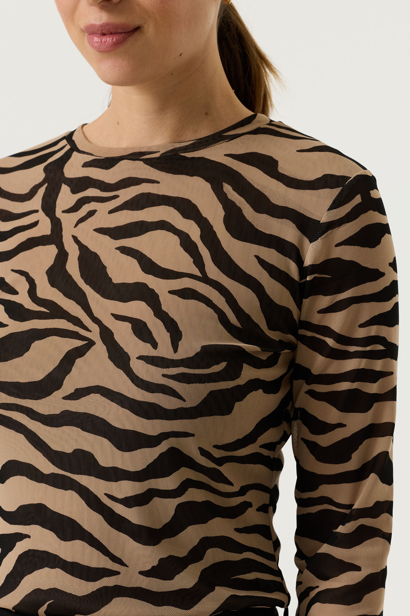 un jean noir ou brut, un pantalon tailleur, une jupe en simili cuir, un pantalon camel ou beige, un blazer noir, une veste en cuir, des bottines à talons ou des baskets blanches selon le style recherché.Top femme Garcia Résille extensible douce et confortable Imprimé zébré beige et noir très tendance Col rond intemporel Manches longues Coupe ajustée qui sublime la silhouette Matière légère et respirante Facile à porter seule ou en superposition Style moderne, casual chic et tendance Idéal en toute saison